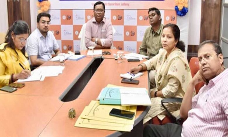 जगदलपुर : कमिश्नर बस्तर श्री डोमन सिंह ने बस्तर एवं तोकापाल ब्लॉक के स्कूलों में समर कैंप का लिया जायजा