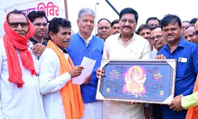 सुशासन तिहार-2025 : बालसमुंद समाधान शिविर में शामिल हुए खाद्य मंत्री बघेल