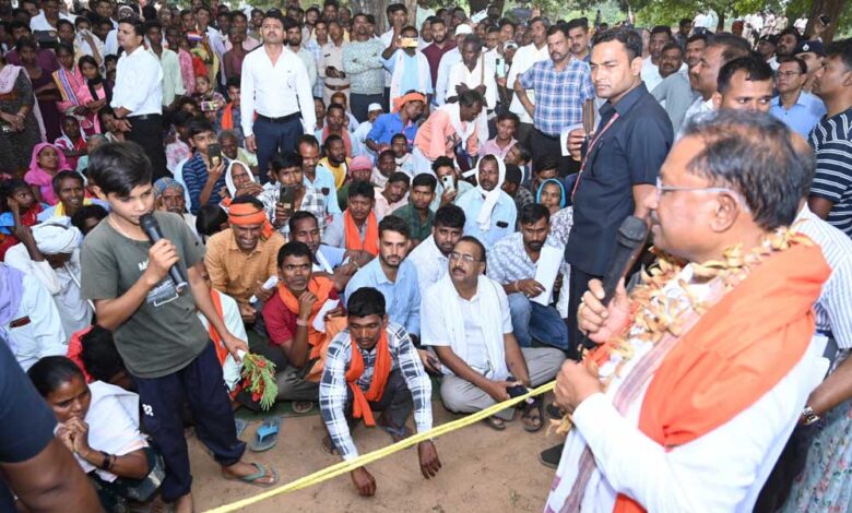 रायपुर : मुख्यमंत्री विष्णु देव साय का हरगवां गांव में औचक दौरा, ग्रामीणों से किया सीधा संवाद