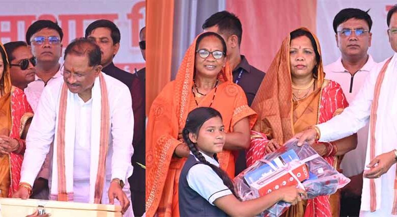 जशपुर जिले के दोकड़ा गांव पहुंचे सीएम साय, पीएम आवास के हितग्राहियों को सौंपी चाबी