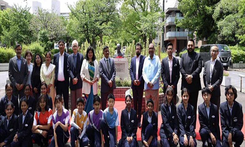 सर्वदलीय प्रतिनिधिमंडल के सदस्यों ने टोक्यो में महात्मा गांधी की प्रतिमा पर पुष्पांजलि अर्पित की