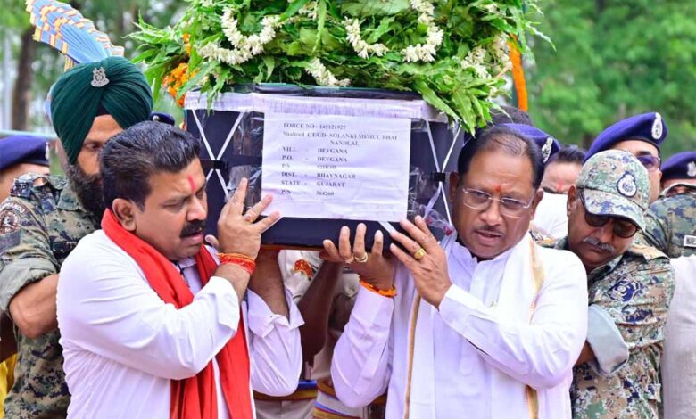 मुख्यमंत्री-साय-ने-नक्सल-मुठभेड़-में-शहीद-जवान-मेहुल-भाई-को-दी-श्रद्धांजलि