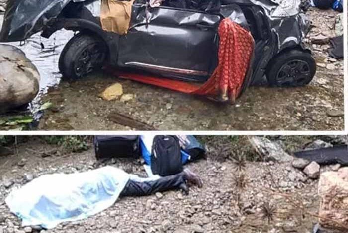 यूपी के मऊ में हंसी-खुशी के माहौल में बड़ा हादसा, पुलिया से टकराकर खाई में गिरी कार, दूल्हे के भाई की मौत