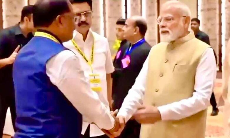 नीति आयोग की बैठक में दिखी आत्मीयता: जब प्रधानमंत्री मोदी ने मुख्यमंत्री साय का थामा हाथ और कहा – छत्तीसगढ़ की बात अभी बाकी है
