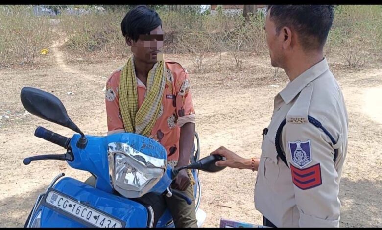 बिजुरी-पुलिस-की-20-लीटर-कच्ची-महुआ-शराब-के-साथ-प्लेजर-स्कूटी-जप्ती-कर-अवैध-शराब-पर-कार्यवाही