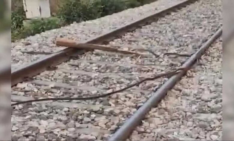हरदोई में दो ट्रेनों को पलटाने की असफल कोशिश, ड्राइवर की सूझबूझ से टला बड़ा हादसा