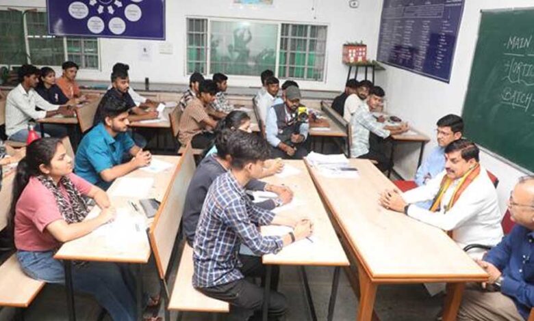 मुख्यमंत्री डॉ. यादव ने होल्कर साइंस कॉलेज के विद्यार्थियों से किया संवाद