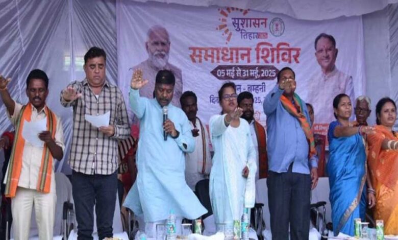 शिविर-में-राशन-कार्ड,-श्रम-कार्ड-एवं-केसीसी-सहित-हितग्राहीमूलक-सामग्री-का-किया-गया-वितरण’