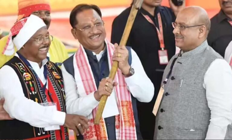लाल-किला-मैदान-में-गूंजा-जनजातीय-गौरव,-cm-साय-बोले-प्रकृति-संग-विकास-आदिवासी-समाज-की-पहचान