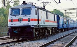 रेल-यात्रियों-की-बढ़ी-मुश्किलें!-माता-वैष्णो-देवी-रूट-की-ट्रेनें-12-घंटे-तक-लेट,-कई-गाड़ियां-डायवर्ट