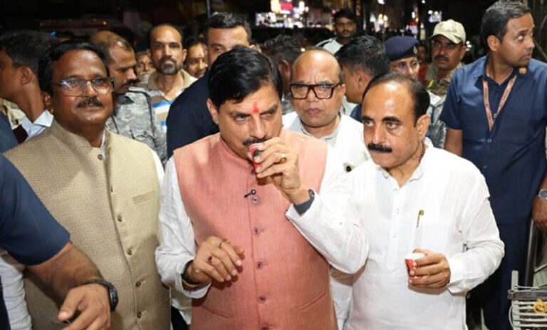 मुख्यमंत्री-डॉ.-यादव-ने-शहर-का-भ्रमण-दो-पहिया-वाहन-और-पैदल-चल-कर-किया